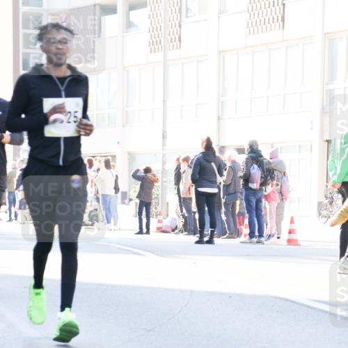 06.10.2024 - 19. swb-Marathon Bremen Matties Gatica Varas http://msf.ph/oto/7366947 06.10.2024 10:42:41 Laufen 25 meine-sportfotos.de