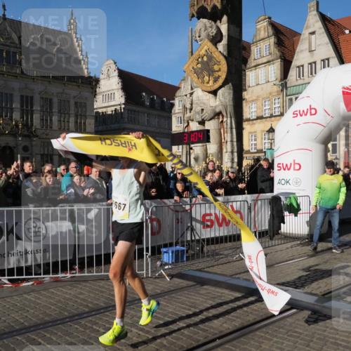 06.10.2024 - 19. swb-Marathon Bremen Luisa Fischer http://msf.ph/oto/7367046 06.10.2024 10:26:03 Ziel 8667 meine-sportfotos.de