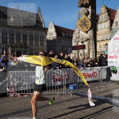 06.10.2024 - 19. swb-Marathon Bremen Luisa Fischer http://msf.ph/oto/7367054 06.10.2024 10:26:04 Ziel 8667 meine-sportfotos.de