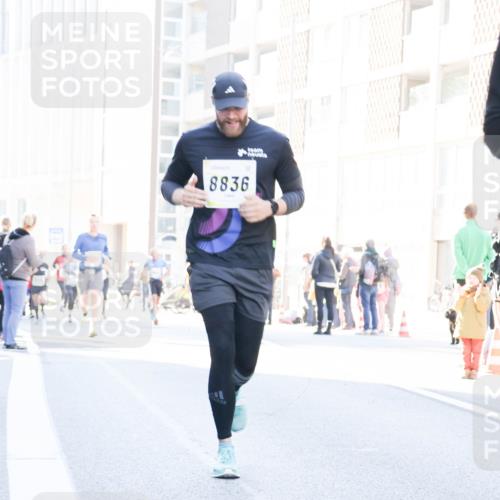06.10.2024 - 19. swb-Marathon Bremen Matties Gatica Varas http://msf.ph/oto/7367075 06.10.2024 10:42:44 Laufen 8836 meine-sportfotos.de