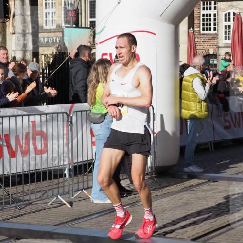 06.10.2024 - 19. swb-Marathon Bremen Luisa Fischer http://msf.ph/oto/7367076 06.10.2024 10:26:46 Ziel 41, 8350, 8396 meine-sportfotos.de