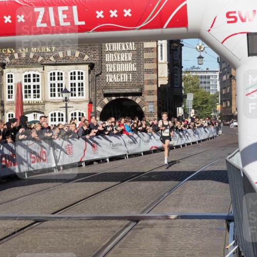 06.10.2024 - 19. swb-Marathon Bremen Luisa Fischer http://msf.ph/oto/7367237 06.10.2024 10:27:28 Ziel 8349 meine-sportfotos.de