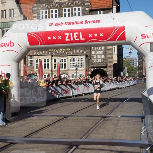 06.10.2024 - 19. swb-Marathon Bremen Luisa Fischer http://msf.ph/oto/7367296 06.10.2024 10:27:30 Ziel 8349 meine-sportfotos.de