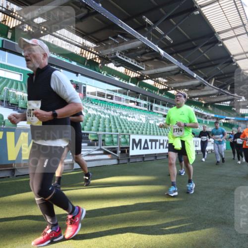 06.10.2024 - 19. swb-Marathon Bremen Yannick Fuchs http://msf.ph/oto/7367337 06.10.2024 10:38:35 Laufen im Stadion 7068, 7079, 7173, 7248, 7301, 7336, 7348, 7359, 7455, 7517, 7527, 7589, 7592, 7593, 7705, 7791, 7836, 7845, 7933, 7949, 7952, 8126, 8134, 8136, 8149, 8164, 8165, 8247, 8420, 8422, 8455, 8518, 8519, 8563, 8590, 8591, 8684, 8690, 8714, 8758, 8866, 8876, 8880, 8916, 8926, 8930, 8944, 9062, 9127, 9876 meine-sportfotos.de