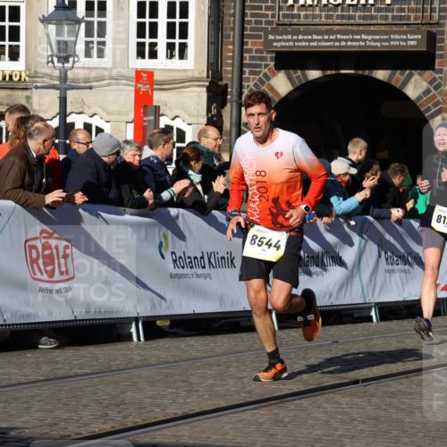 06.10.2024 - 19. swb-Marathon Bremen Strokosch-Dieckow http://msf.ph/oto/7367344 06.10.2024 10:40:46 Ziel 8120, 8180, 8383, 8544, 8642, 9052 meine-sportfotos.de