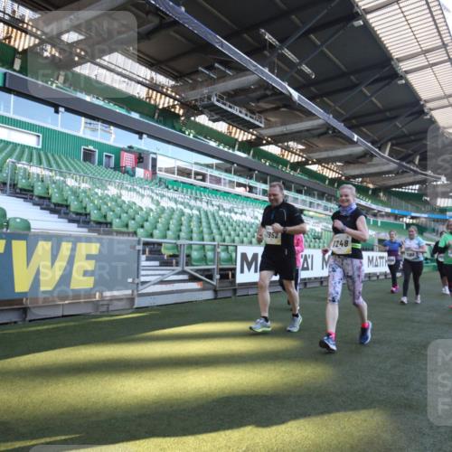 06.10.2024 - 19. swb-Marathon Bremen Yannick Fuchs http://msf.ph/oto/7367528 06.10.2024 10:38:54 Laufen im Stadion 7043, 7068, 7115, 7173, 7219, 7248, 7311, 7324, 7331, 7336, 7359, 7517, 7589, 7592, 7593, 7780, 7781, 7868, 7934, 7952, 8064, 8126, 8128, 8135, 8247, 8420, 8422, 8518, 8519, 8563, 8590, 8591, 8684, 8734, 8758, 8795, 8855, 8866, 8872, 8930, 8950, 9062, 9113 meine-sportfotos.de