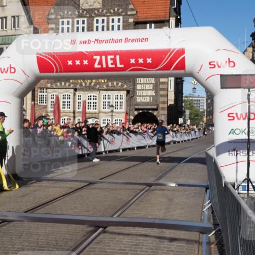 06.10.2024 - 19. swb-Marathon Bremen Luisa Fischer http://msf.ph/oto/7367718 06.10.2024 10:29:15 Ziel 7498 meine-sportfotos.de