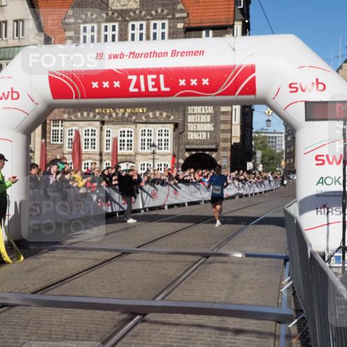 06.10.2024 - 19. swb-Marathon Bremen Luisa Fischer http://msf.ph/oto/7367731 06.10.2024 10:29:15 Ziel 7498 meine-sportfotos.de