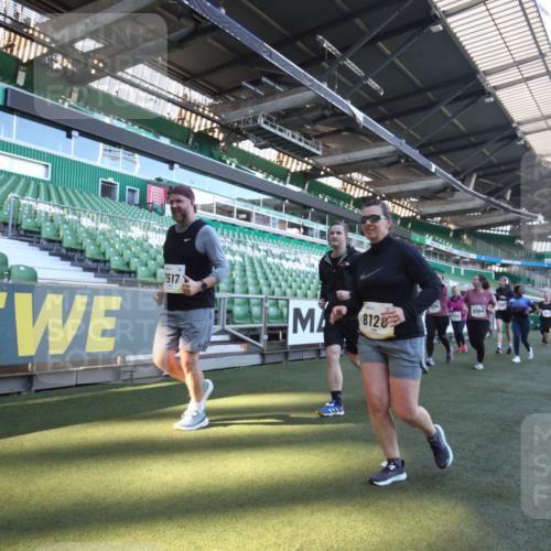 06.10.2024 - 19. swb-Marathon Bremen Yannick Fuchs http://msf.ph/oto/7367735 06.10.2024 10:39:08 Laufen im Stadion 7043, 7115, 7173, 7219, 7248, 7311, 7324, 7331, 7359, 7517, 7589, 7592, 7593, 7780, 7781, 7868, 7934, 7952, 8064, 8126, 8128, 8135, 8247, 8353, 8420, 8453, 8587, 8684, 8734, 8758, 8795, 8855, 8866, 8872, 8881, 8950, 9011, 9113 meine-sportfotos.de