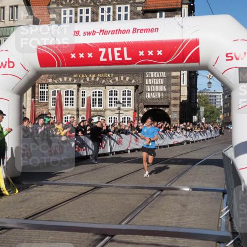06.10.2024 - 19. swb-Marathon Bremen Luisa Fischer http://msf.ph/oto/7367770 06.10.2024 10:29:16 Ziel 7498 meine-sportfotos.de
