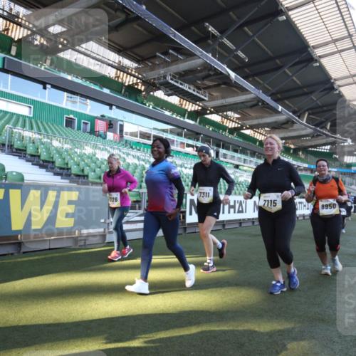 06.10.2024 - 19. swb-Marathon Bremen Yannick Fuchs http://msf.ph/oto/7367792 06.10.2024 10:39:12 Laufen im Stadion 7043, 7115, 7173, 7219, 7311, 7324, 7331, 7517, 7592, 7593, 7780, 7781, 7868, 7934, 8064, 8126, 8128, 8135, 8247, 8353, 8420, 8453, 8587, 8684, 8734, 8795, 8855, 8866, 8872, 8881, 8950, 9011, 9113 meine-sportfotos.de