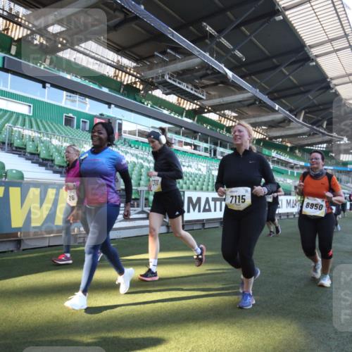 06.10.2024 - 19. swb-Marathon Bremen Yannick Fuchs http://msf.ph/oto/7367800 06.10.2024 10:39:12 Laufen im Stadion 7043, 7115, 7173, 7219, 7311, 7324, 7331, 7517, 7592, 7593, 7780, 7781, 7868, 7934, 8064, 8126, 8128, 8135, 8247, 8353, 8420, 8453, 8587, 8684, 8734, 8795, 8855, 8866, 8872, 8881, 8950, 9011, 9113 meine-sportfotos.de
