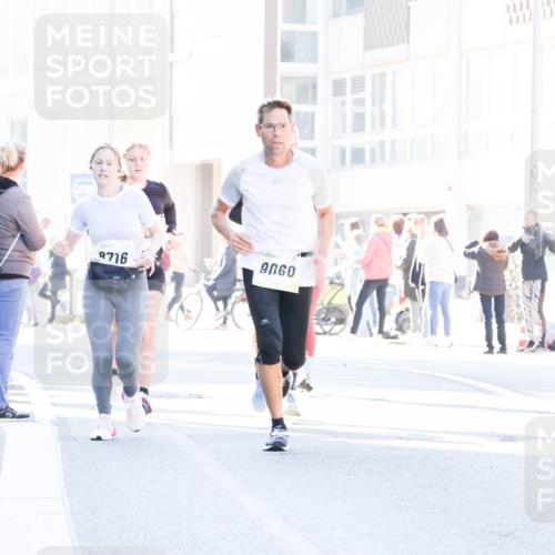 06.10.2024 - 19. swb-Marathon Bremen Matties Gatica Varas http://msf.ph/oto/7367828 06.10.2024 10:43:03 Laufen 8716, 9060 meine-sportfotos.de