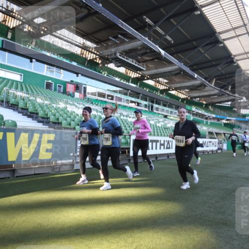 06.10.2024 - 19. swb-Marathon Bremen Yannick Fuchs http://msf.ph/oto/7367846 06.10.2024 10:39:20 Laufen im Stadion 7043, 7115, 7151, 7219, 7311, 7324, 7331, 7780, 7781, 7868, 7934, 7948, 7960, 8064, 8110, 8128, 8135, 8249, 8353, 8453, 8587, 8734, 8795, 8855, 8872, 8881, 8950, 9011, 9113 meine-sportfotos.de