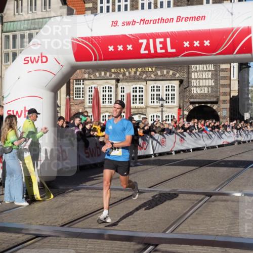 06.10.2024 - 19. swb-Marathon Bremen Luisa Fischer http://msf.ph/oto/7367848 06.10.2024 10:29:17 Ziel 7498 meine-sportfotos.de
