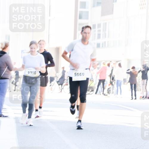 06.10.2024 - 19. swb-Marathon Bremen Matties Gatica Varas http://msf.ph/oto/7367849 06.10.2024 10:43:04 Laufen 2716, 8080 meine-sportfotos.de