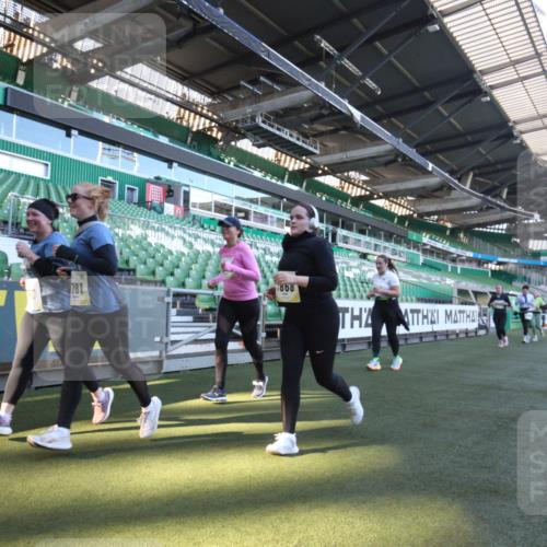 06.10.2024 - 19. swb-Marathon Bremen Yannick Fuchs http://msf.ph/oto/7367861 06.10.2024 10:39:21 Laufen im Stadion 7043, 7115, 7151, 7219, 7311, 7324, 7331, 7780, 7781, 7868, 7934, 7948, 7960, 8064, 8110, 8135, 8249, 8353, 8453, 8587, 8734, 8795, 8855, 8872, 8881, 8950, 9011, 9113 meine-sportfotos.de