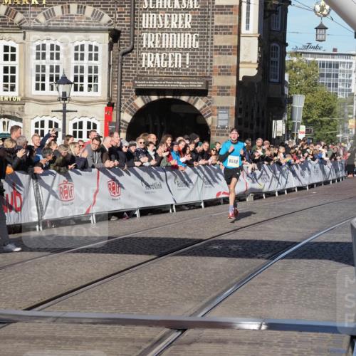 06.10.2024 - 19. swb-Marathon Bremen Luisa Fischer http://msf.ph/oto/7367890 06.10.2024 10:29:29 Ziel 8559 meine-sportfotos.de