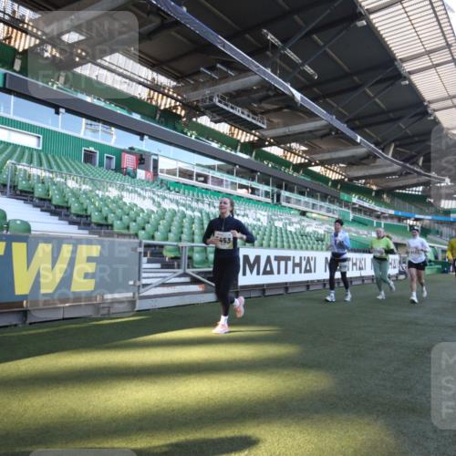 06.10.2024 - 19. swb-Marathon Bremen Yannick Fuchs http://msf.ph/oto/7367895 06.10.2024 10:39:24 Laufen im Stadion 7043, 7151, 7311, 7324, 7331, 7695, 7780, 7781, 7868, 7922, 7934, 7948, 7960, 8064, 8110, 8249, 8279, 8353, 8453, 8587, 8734, 8795, 8855, 8872, 8881, 8950, 9011 meine-sportfotos.de