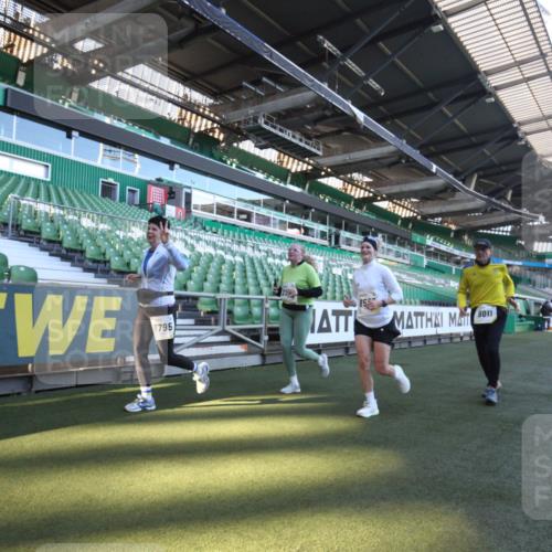 06.10.2024 - 19. swb-Marathon Bremen Yannick Fuchs http://msf.ph/oto/7367925 06.10.2024 10:39:27 Laufen im Stadion 7043, 7151, 7324, 7331, 7695, 7780, 7781, 7868, 7922, 7948, 7960, 8110, 8127, 8249, 8279, 8353, 8453, 8587, 8734, 8795, 8855, 8872, 8881, 9011, 9101, 9111 meine-sportfotos.de