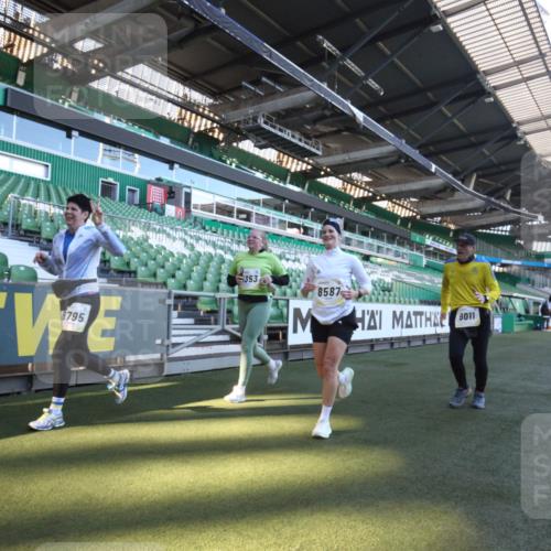 06.10.2024 - 19. swb-Marathon Bremen Yannick Fuchs http://msf.ph/oto/7367944 06.10.2024 10:39:27 Laufen im Stadion 7043, 7151, 7324, 7331, 7695, 7780, 7781, 7868, 7922, 7948, 7960, 8110, 8127, 8249, 8279, 8353, 8453, 8587, 8734, 8795, 8855, 8872, 8881, 9011, 9101, 9111 meine-sportfotos.de