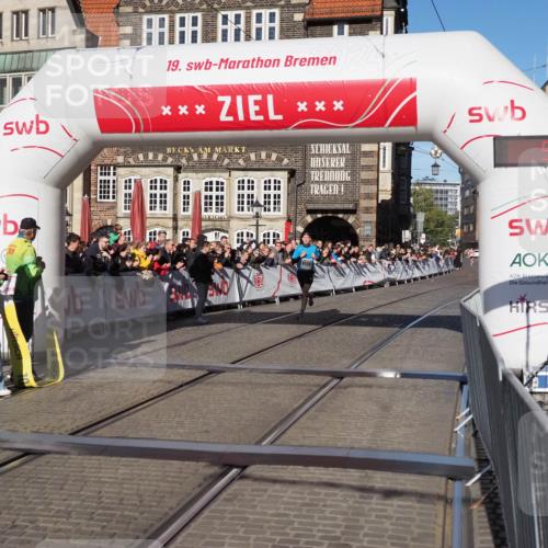 06.10.2024 - 19. swb-Marathon Bremen Luisa Fischer http://msf.ph/oto/7367946 06.10.2024 10:29:31 Ziel 8559 meine-sportfotos.de