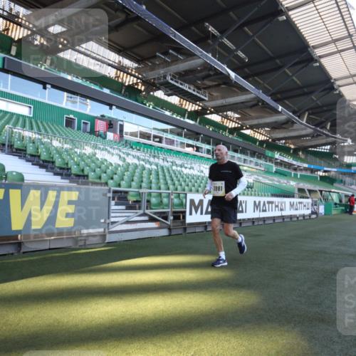 06.10.2024 - 19. swb-Marathon Bremen Yannick Fuchs http://msf.ph/oto/7367972 06.10.2024 10:39:32 Laufen im Stadion 7010, 7043, 7151, 7322, 7347, 7695, 7707, 7796, 7799, 7868, 7922, 7948, 7960, 8110, 8127, 8249, 8279, 8353, 8453, 8587, 8795, 8872, 8873, 8881, 9011, 9101, 9111 meine-sportfotos.de