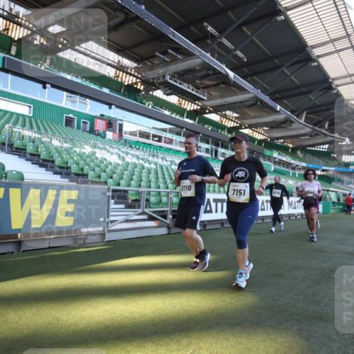 06.10.2024 - 19. swb-Marathon Bremen Yannick Fuchs http://msf.ph/oto/7367993 06.10.2024 10:39:48 Laufen im Stadion 7010, 7151, 7322, 7347, 7519, 7624, 7695, 7707, 7796, 7799, 7913, 7922, 7948, 7960, 8110, 8127, 8249, 8279, 8375, 8505, 8632, 8773, 8850, 8873, 8881, 8909, 8910, 8911, 9098, 9101, 9111 meine-sportfotos.de