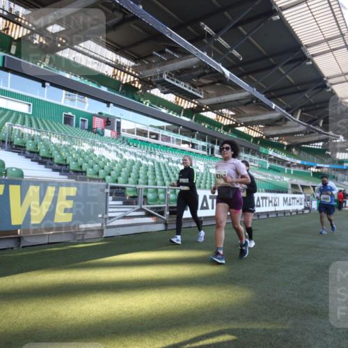06.10.2024 - 19. swb-Marathon Bremen Yannick Fuchs http://msf.ph/oto/7368009 06.10.2024 10:39:50 Laufen im Stadion 7010, 7151, 7322, 7347, 7519, 7624, 7695, 7707, 7796, 7799, 7913, 7922, 7948, 7960, 8110, 8127, 8249, 8279, 8375, 8505, 8632, 8773, 8850, 8873, 8909, 8910, 8911, 9098, 9101, 9111 meine-sportfotos.de
