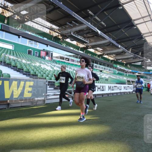 06.10.2024 - 19. swb-Marathon Bremen Yannick Fuchs http://msf.ph/oto/7368015 06.10.2024 10:39:51 Laufen im Stadion 7010, 7151, 7322, 7347, 7519, 7624, 7695, 7707, 7796, 7799, 7913, 7922, 7948, 7960, 8110, 8127, 8249, 8279, 8375, 8505, 8632, 8773, 8850, 8873, 8909, 8910, 8911, 9098, 9101, 9111 meine-sportfotos.de