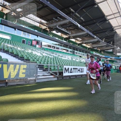 06.10.2024 - 19. swb-Marathon Bremen Yannick Fuchs http://msf.ph/oto/7368036 06.10.2024 10:39:57 Laufen im Stadion 7010, 7151, 7322, 7347, 7519, 7525, 7624, 7695, 7707, 7796, 7799, 7913, 7922, 7948, 7960, 8110, 8127, 8249, 8279, 8375, 8505, 8632, 8773, 8850, 8873, 8909, 8910, 8911, 9098, 9101, 9111 meine-sportfotos.de