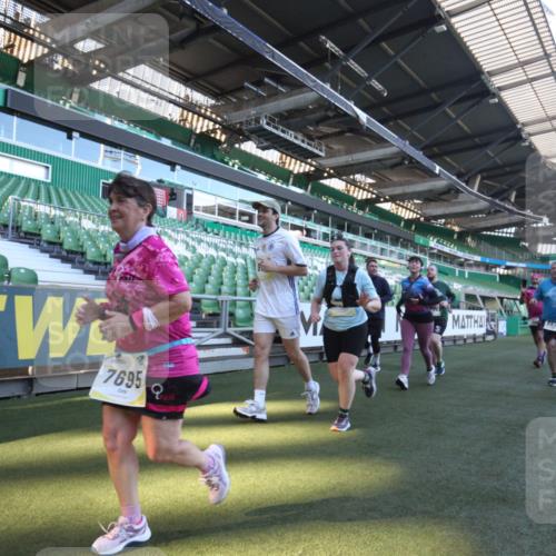 06.10.2024 - 19. swb-Marathon Bremen Yannick Fuchs http://msf.ph/oto/7368059 06.10.2024 10:39:58 Laufen im Stadion 7010, 7151, 7304, 7322, 7347, 7519, 7525, 7624, 7695, 7707, 7796, 7799, 7913, 7922, 7960, 8110, 8127, 8249, 8279, 8375, 8505, 8632, 8773, 8850, 8873, 8909, 8910, 8911, 9098, 9101, 9111 meine-sportfotos.de