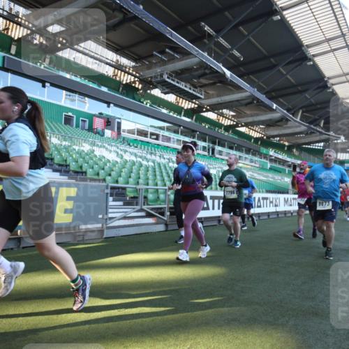 06.10.2024 - 19. swb-Marathon Bremen Yannick Fuchs http://msf.ph/oto/7368068 06.10.2024 10:39:59 Laufen im Stadion 7010, 7151, 7304, 7322, 7347, 7519, 7525, 7624, 7695, 7707, 7796, 7799, 7913, 7922, 8110, 8127, 8249, 8279, 8375, 8505, 8632, 8743, 8773, 8850, 8873, 8909, 8910, 8911, 9098, 9101, 9111 meine-sportfotos.de