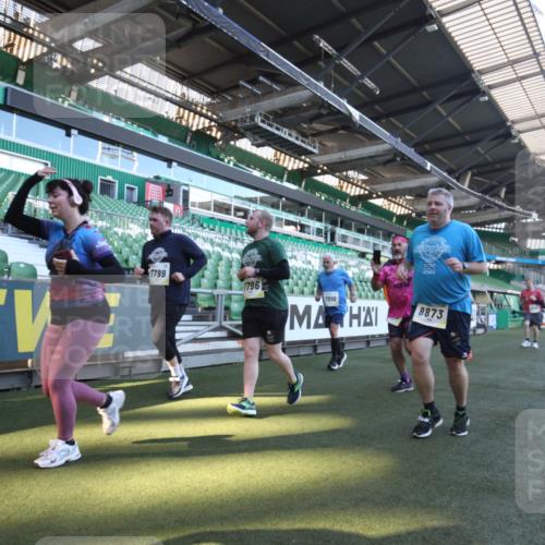 06.10.2024 - 19. swb-Marathon Bremen Yannick Fuchs http://msf.ph/oto/7368086 06.10.2024 10:40:00 Laufen im Stadion 7010, 7151, 7304, 7322, 7347, 7519, 7525, 7624, 7695, 7707, 7796, 7799, 7913, 7922, 8110, 8127, 8249, 8279, 8375, 8505, 8632, 8743, 8773, 8808, 8850, 8873, 8909, 8910, 8911, 9098, 9101, 9111 meine-sportfotos.de