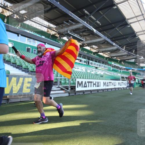 06.10.2024 - 19. swb-Marathon Bremen Yannick Fuchs http://msf.ph/oto/7368119 06.10.2024 10:40:01 Laufen im Stadion 7010, 7145, 7304, 7322, 7347, 7519, 7525, 7624, 7695, 7707, 7796, 7799, 7913, 7922, 8127, 8249, 8279, 8375, 8505, 8632, 8743, 8773, 8808, 8850, 8873, 8909, 8910, 8911, 9098, 9101, 9111 meine-sportfotos.de