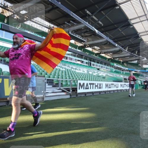 06.10.2024 - 19. swb-Marathon Bremen Yannick Fuchs http://msf.ph/oto/7368135 06.10.2024 10:40:01 Laufen im Stadion 7010, 7145, 7304, 7322, 7347, 7519, 7525, 7624, 7695, 7707, 7796, 7799, 7913, 7922, 8127, 8249, 8279, 8375, 8505, 8632, 8743, 8773, 8808, 8850, 8873, 8909, 8910, 8911, 9098, 9101, 9111 meine-sportfotos.de