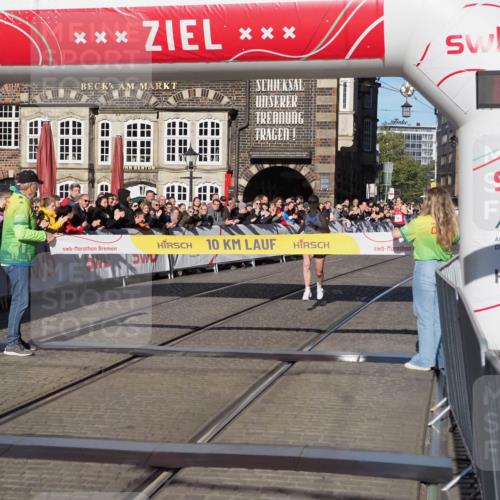 06.10.2024 - 19. swb-Marathon Bremen Luisa Fischer http://msf.ph/oto/7368152 06.10.2024 10:29:42 Ziel 44, 51 meine-sportfotos.de