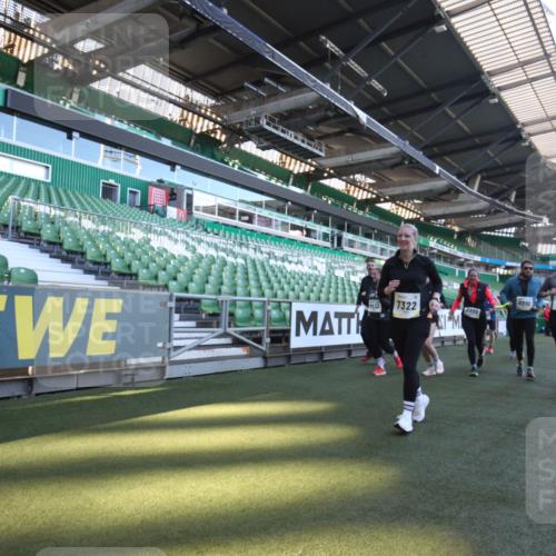 06.10.2024 - 19. swb-Marathon Bremen Yannick Fuchs http://msf.ph/oto/7368172 06.10.2024 10:40:09 Laufen im Stadion 7010, 7145, 7304, 7322, 7347, 7519, 7525, 7624, 7661, 7707, 7754, 7796, 7799, 7913, 8127, 8375, 8505, 8632, 8695, 8743, 8773, 8808, 8850, 8873, 8909, 8910, 8911, 8988, 9098, 9101, 9111 meine-sportfotos.de