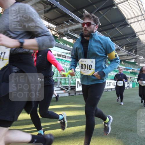 06.10.2024 - 19. swb-Marathon Bremen Yannick Fuchs http://msf.ph/oto/7368217 06.10.2024 10:40:12 Laufen im Stadion 7010, 7092, 7129, 7132, 7145, 7304, 7322, 7347, 7519, 7525, 7624, 7661, 7707, 7754, 7796, 7799, 7913, 8375, 8505, 8632, 8695, 8743, 8773, 8808, 8850, 8873, 8909, 8910, 8911, 8988, 9048, 9098 meine-sportfotos.de