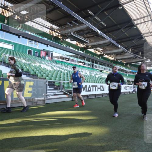 06.10.2024 - 19. swb-Marathon Bremen Yannick Fuchs http://msf.ph/oto/7368221 06.10.2024 10:40:12 Laufen im Stadion 7010, 7092, 7129, 7132, 7145, 7304, 7322, 7347, 7519, 7525, 7624, 7661, 7707, 7754, 7796, 7799, 7913, 8375, 8505, 8632, 8695, 8743, 8773, 8808, 8850, 8873, 8909, 8910, 8911, 8988, 9048, 9098 meine-sportfotos.de