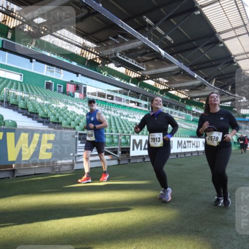 06.10.2024 - 19. swb-Marathon Bremen Yannick Fuchs http://msf.ph/oto/7368231 06.10.2024 10:40:13 Laufen im Stadion 7010, 7092, 7129, 7132, 7145, 7304, 7322, 7519, 7525, 7624, 7661, 7707, 7754, 7796, 7799, 7913, 8375, 8505, 8632, 8695, 8743, 8773, 8808, 8850, 8873, 8909, 8910, 8911, 8988, 9048, 9098 meine-sportfotos.de
