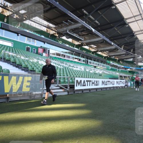 06.10.2024 - 19. swb-Marathon Bremen Yannick Fuchs http://msf.ph/oto/7368243 06.10.2024 10:40:20 Laufen im Stadion 7092, 7129, 7132, 7145, 7304, 7519, 7525, 7554, 7624, 7661, 7754, 7840, 7913, 7946, 7972, 8091, 8146, 8505, 8632, 8688, 8695, 8743, 8773, 8808, 8850, 8909, 8910, 8911, 8988, 9048, 9098 meine-sportfotos.de