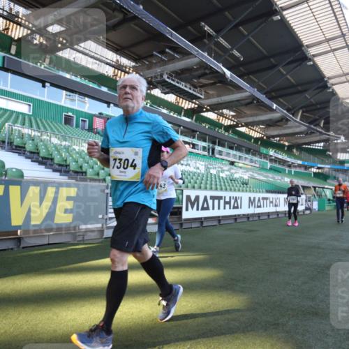 06.10.2024 - 19. swb-Marathon Bremen Yannick Fuchs http://msf.ph/oto/7368293 06.10.2024 10:40:28 Laufen im Stadion 7092, 7129, 7132, 7145, 7304, 7519, 7525, 7554, 7598, 7661, 7754, 7840, 7888, 7913, 7915, 7936, 7946, 7972, 7982, 8091, 8146, 8688, 8695, 8743, 8765, 8808, 8809, 8850, 8988, 9048, 9076, 9078, 9098 meine-sportfotos.de