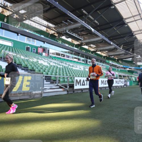 06.10.2024 - 19. swb-Marathon Bremen Yannick Fuchs http://msf.ph/oto/7368314 06.10.2024 10:40:32 Laufen im Stadion 7092, 7129, 7132, 7145, 7288, 7304, 7525, 7554, 7598, 7661, 7754, 7840, 7888, 7915, 7936, 7946, 7972, 7982, 8091, 8146, 8688, 8695, 8743, 8765, 8808, 8809, 8899, 8988, 9048, 9076, 9078 meine-sportfotos.de