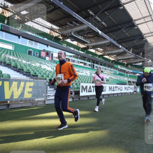 06.10.2024 - 19. swb-Marathon Bremen Yannick Fuchs http://msf.ph/oto/7368327 06.10.2024 10:40:32 Laufen im Stadion 7092, 7129, 7132, 7145, 7288, 7304, 7525, 7554, 7598, 7661, 7754, 7840, 7888, 7915, 7936, 7946, 7972, 7982, 8091, 8146, 8688, 8695, 8743, 8765, 8808, 8809, 8899, 8988, 9048, 9076, 9078 meine-sportfotos.de