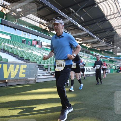06.10.2024 - 19. swb-Marathon Bremen Yannick Fuchs http://msf.ph/oto/7368408 06.10.2024 10:40:48 Laufen im Stadion 7092, 7129, 7132, 7272, 7288, 7554, 7598, 7601, 7625, 7661, 7701, 7702, 7754, 7840, 7888, 7912, 7915, 7928, 7936, 7946, 7972, 7982, 8091, 8146, 8210, 8230, 8688, 8695, 8746, 8747, 8765, 8809, 8847, 8899, 8988, 9048, 9076, 9078 meine-sportfotos.de