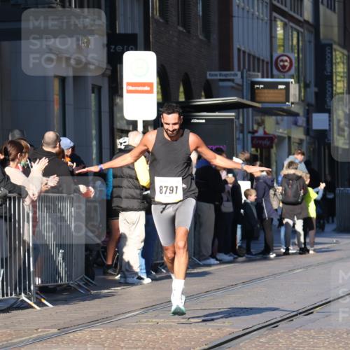 06.10.2024 - 19. swb-Marathon Bremen Strokosch-Dieckow http://msf.ph/oto/7368472 06.10.2024 10:34:51 Laufen 7098, 8577, 8791, 8983 meine-sportfotos.de