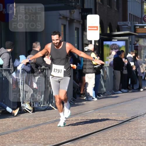 06.10.2024 - 19. swb-Marathon Bremen Strokosch-Dieckow http://msf.ph/oto/7368488 06.10.2024 10:34:52 Laufen 7098, 8577, 8791, 8983 meine-sportfotos.de