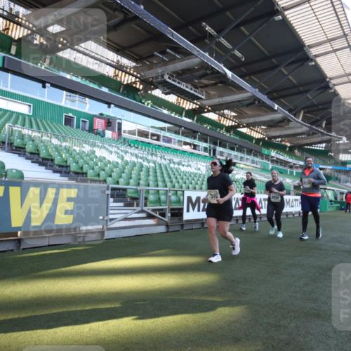 06.10.2024 - 19. swb-Marathon Bremen Yannick Fuchs http://msf.ph/oto/7368573 06.10.2024 10:41:02 Laufen im Stadion 7272, 7288, 7385, 7396, 7520, 7554, 7598, 7601, 7619, 7625, 7701, 7702, 7810, 7821, 7888, 7912, 7915, 7928, 7936, 7972, 7982, 8210, 8230, 8691, 8746, 8747, 8765, 8809, 8847, 8853, 8861, 8899, 8969, 9076, 9078 meine-sportfotos.de