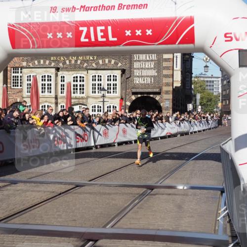 06.10.2024 - 19. swb-Marathon Bremen Luisa Fischer http://msf.ph/oto/7368575 06.10.2024 10:30:22 Ziel 8080 meine-sportfotos.de